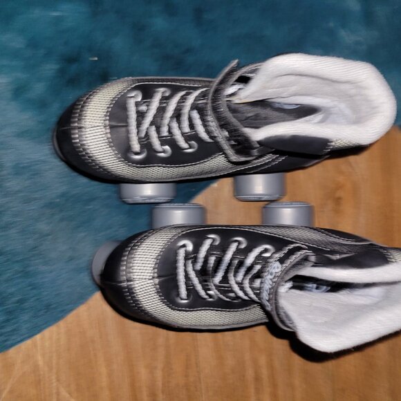 Skates - Picture 2 of 4